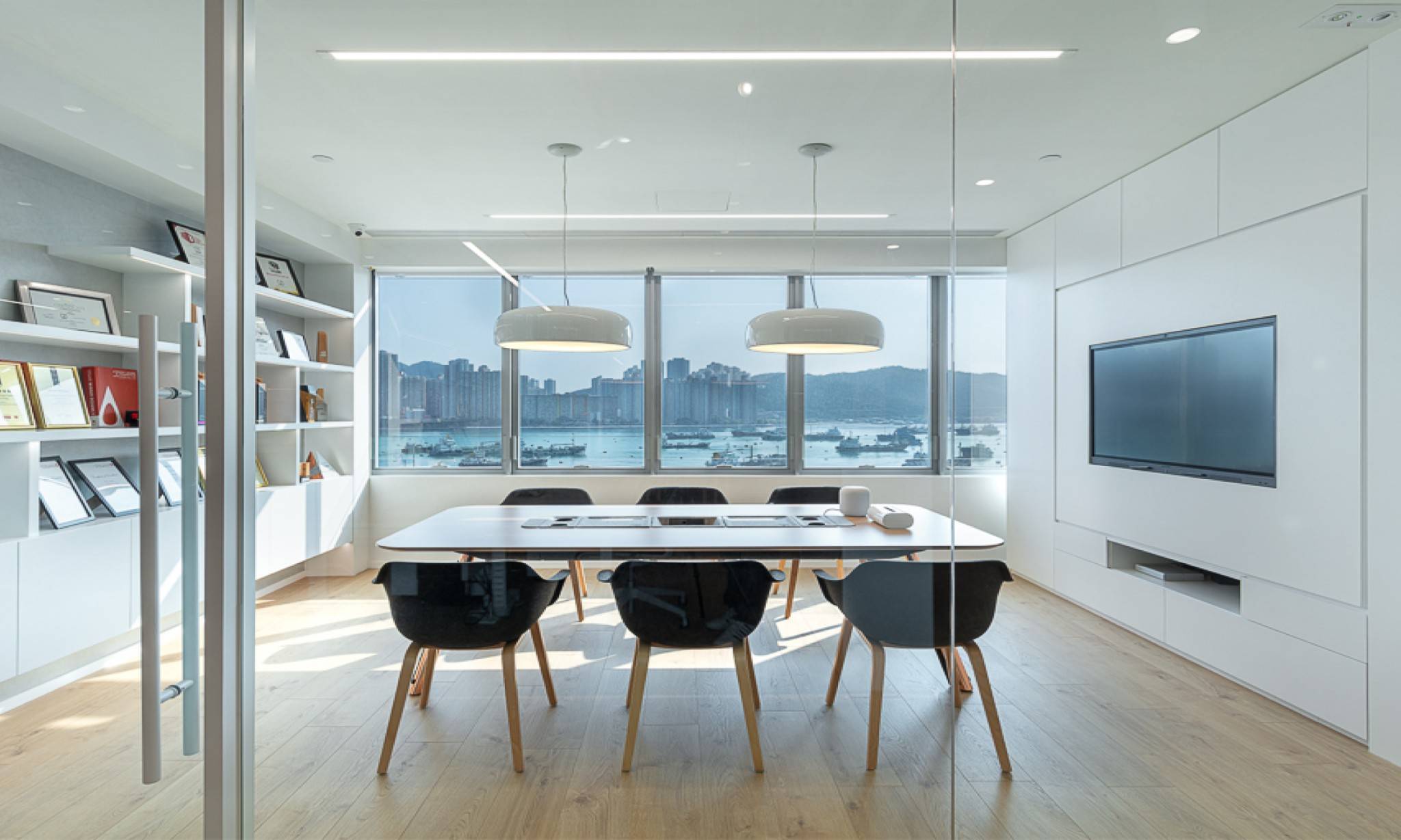 A Minimalist Workplace | Grande work+ Office Design